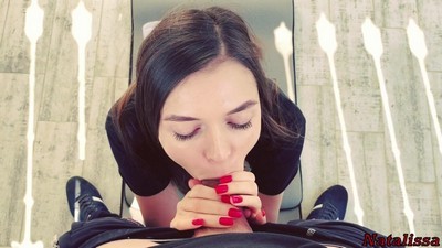 Молодую Наташку трахают раком на диване и кончают в пизду