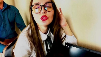 Русская девчонка сосет мой член вместо того, чтобы красить стену